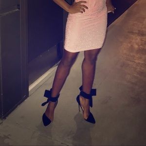 Aminah Abdul Jillil’s black suede bow pumps 😍